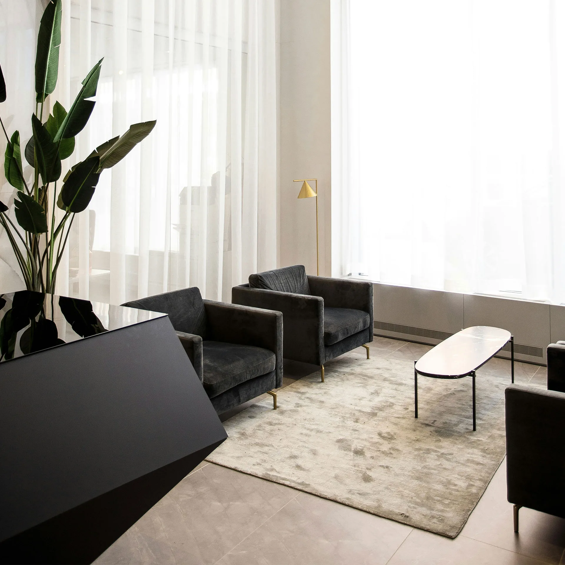 Miljöbild på soffgrupp i väntrum, reception eller liknande